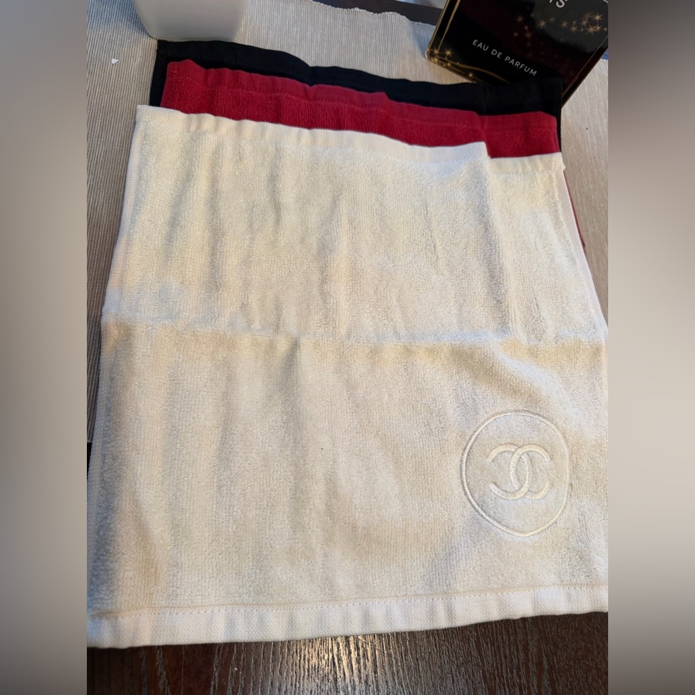CHANEL Bath Rag Set - Picture 4 of 10